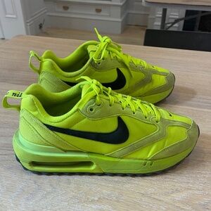 Nike Women's Atomic Green Air Max Dawn Running Shoes Size 7.5